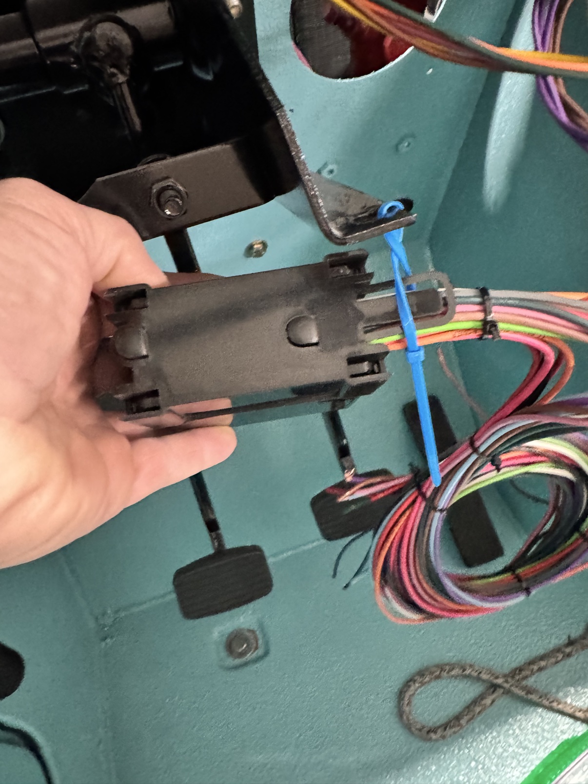 12-circuit fuse panel during installation